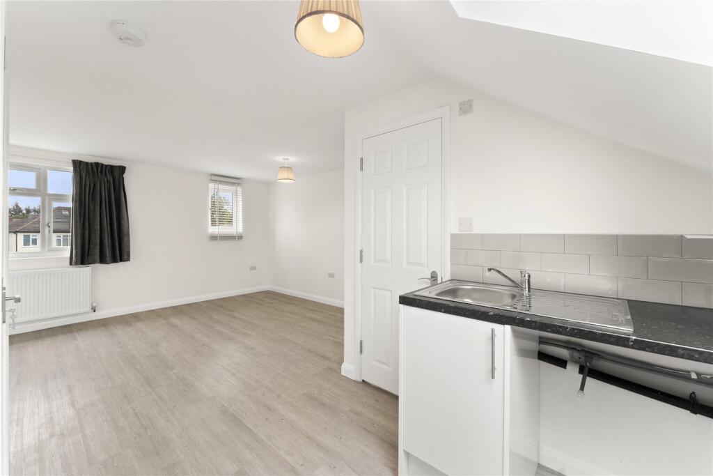 Apartment in London, Tolworth - More