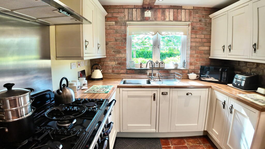 House in Newport - View 4