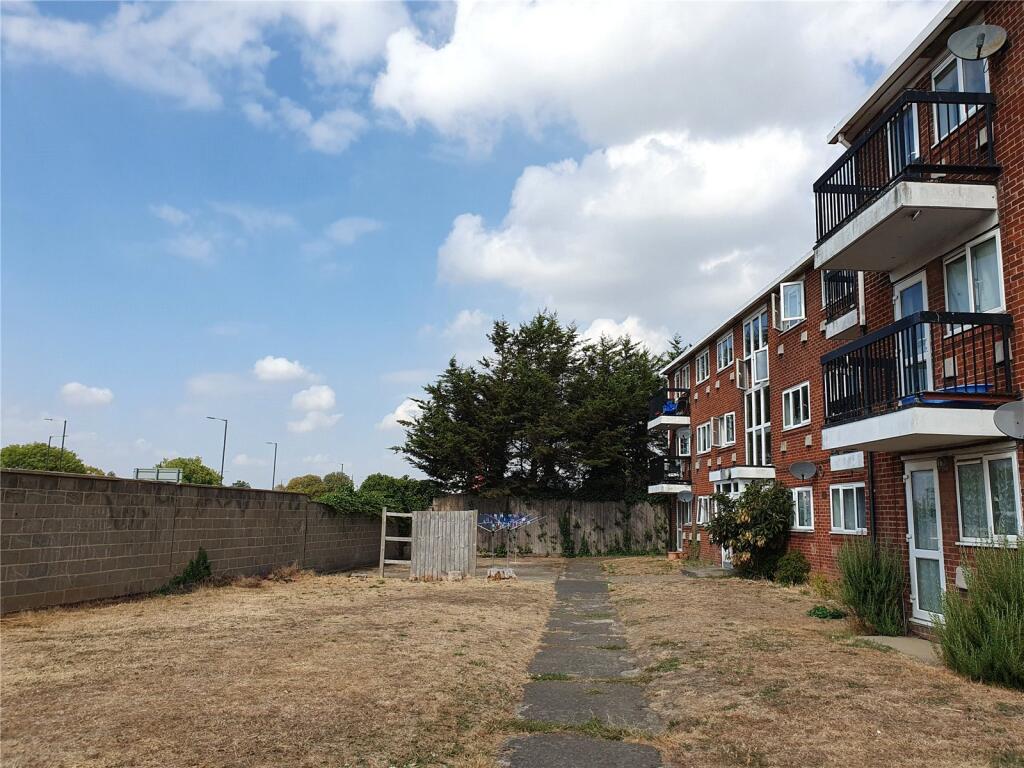 Apartment in Slough - More