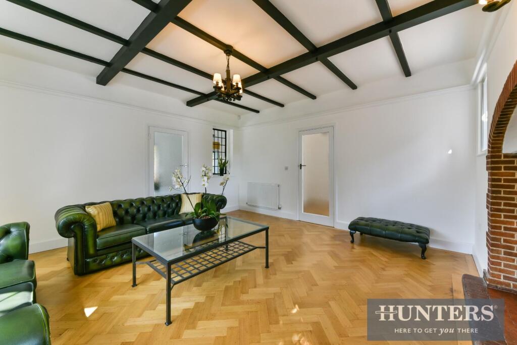 House in London, Cranford - View 4