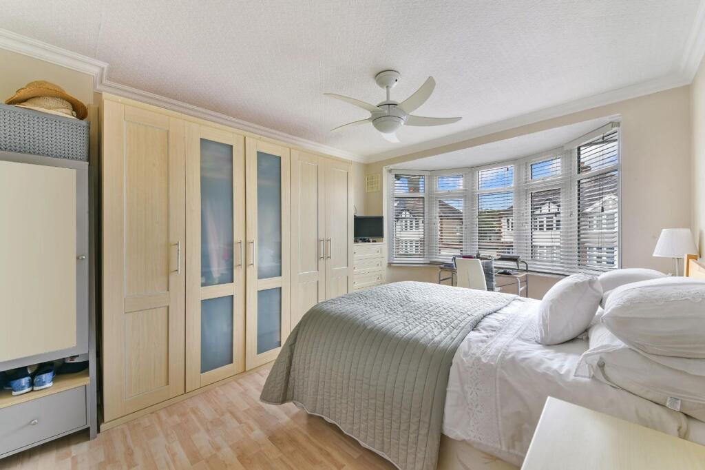 House in Kingston upon Thames - More