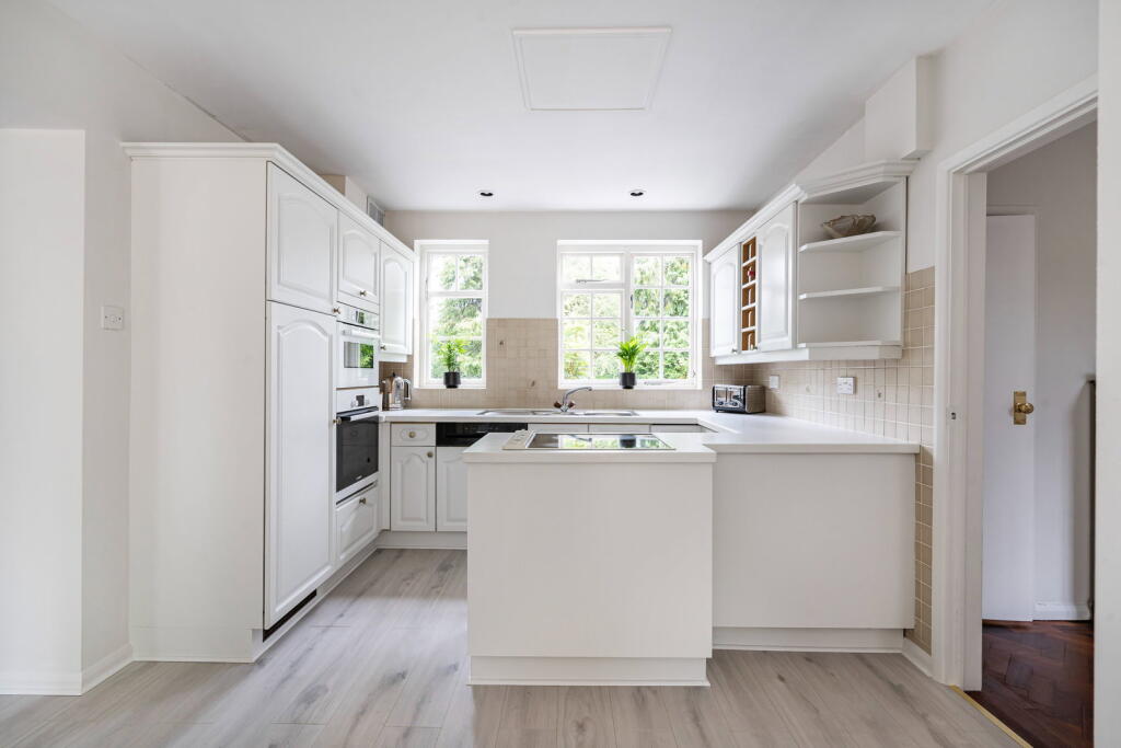 Cobham Road, Fetcham photo 4