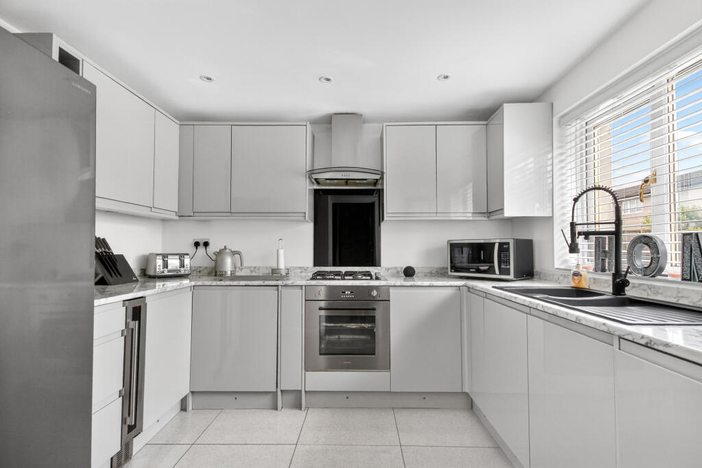 House in Bracknell, Great Hollands, Hanworth