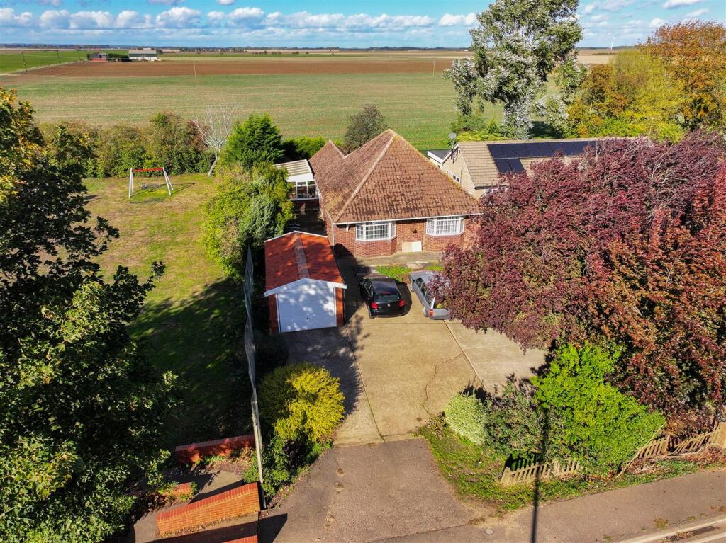 3-bed detached on Main Road, Hop Pole, £225,000