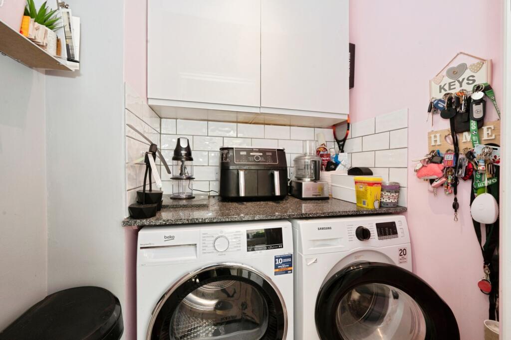House in Kingston upon Thames - More