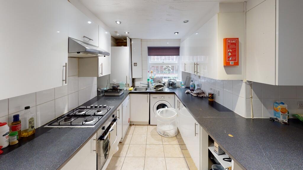 House in Leeds, Hyde Park - View 3