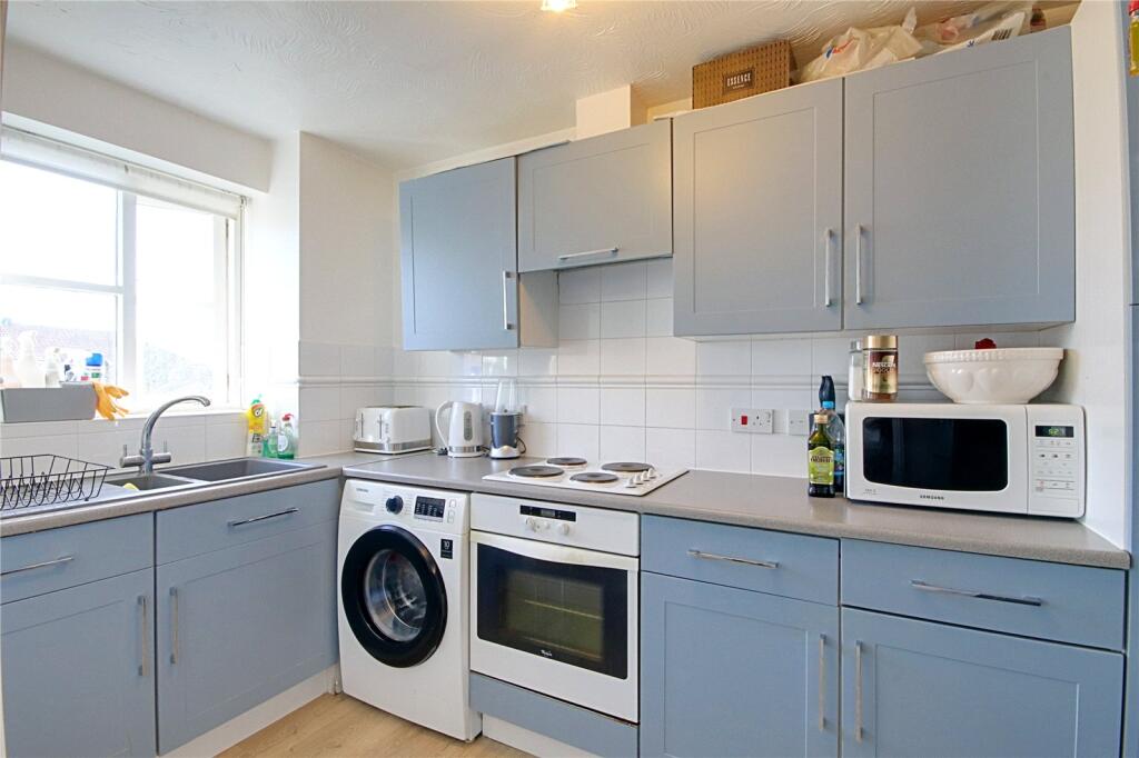 Apartment in Enfield, Enfield Island Village, London Borough of Enfield - View 6