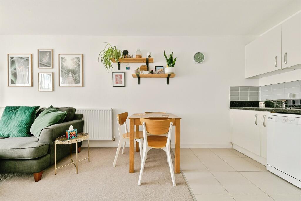 Apartment in North Hertfordshire, Hertfordshire - View 4