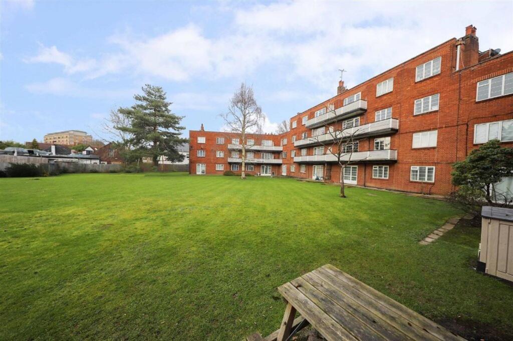 Apartment in Harrow - More