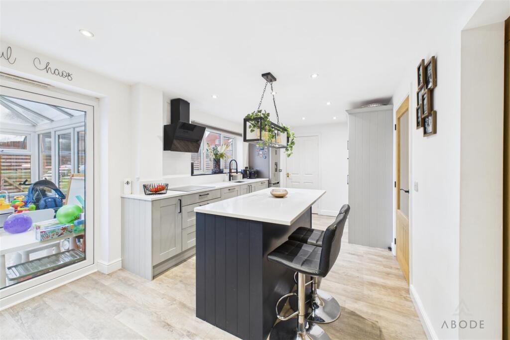 4 bed detached - Forest Edge Way, Burton-On-Trent image 6