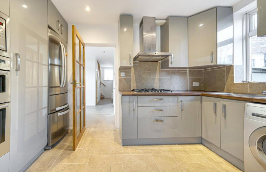 House in Sutton - View 2
