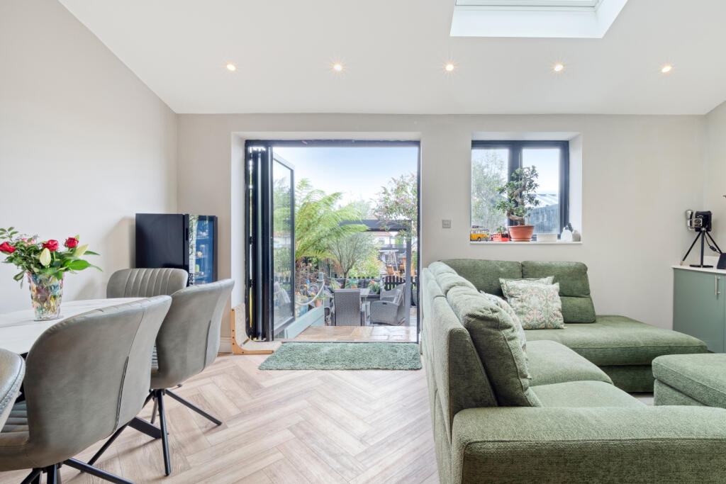 House in Sutton - View 3