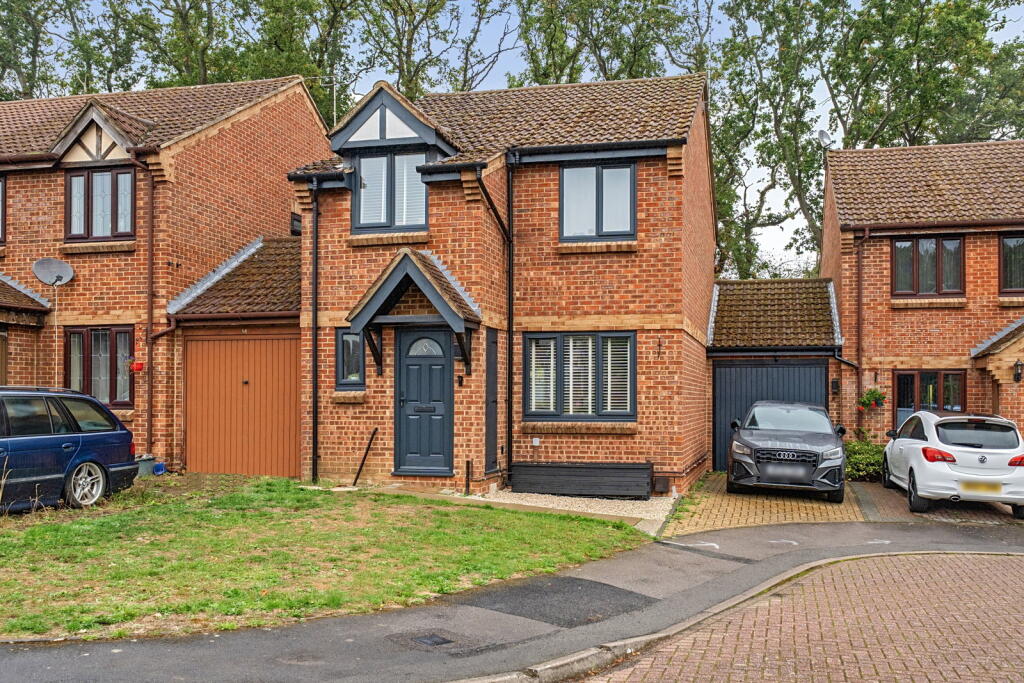 3-bed detached on Long Copse Chase, Chineham RG24 8WL, £400,000
