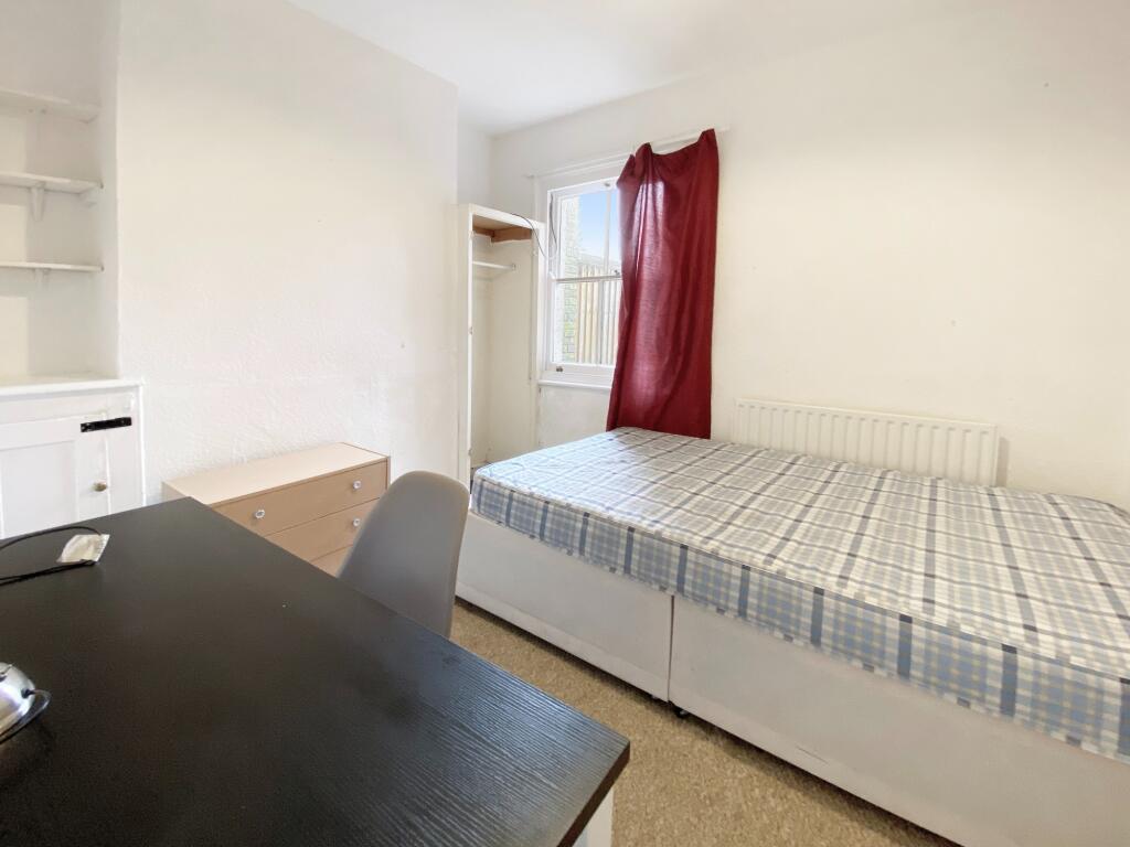 House in Oxford, Robin Hood, East Oxford - More