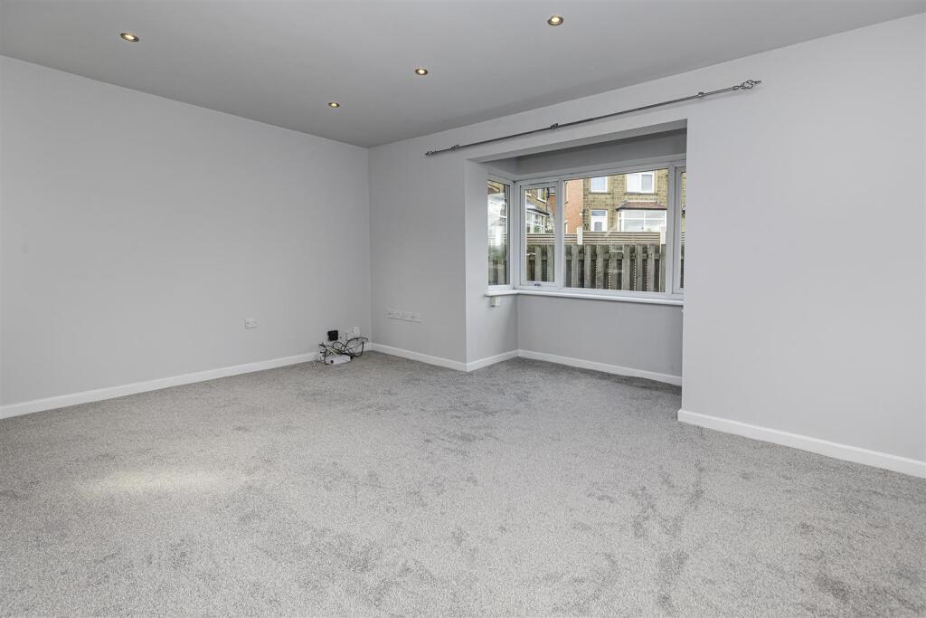 House in Kirklees, Crosland Hill - View 4