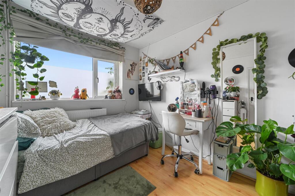 Linden Close, Lawford, Manningtree - More