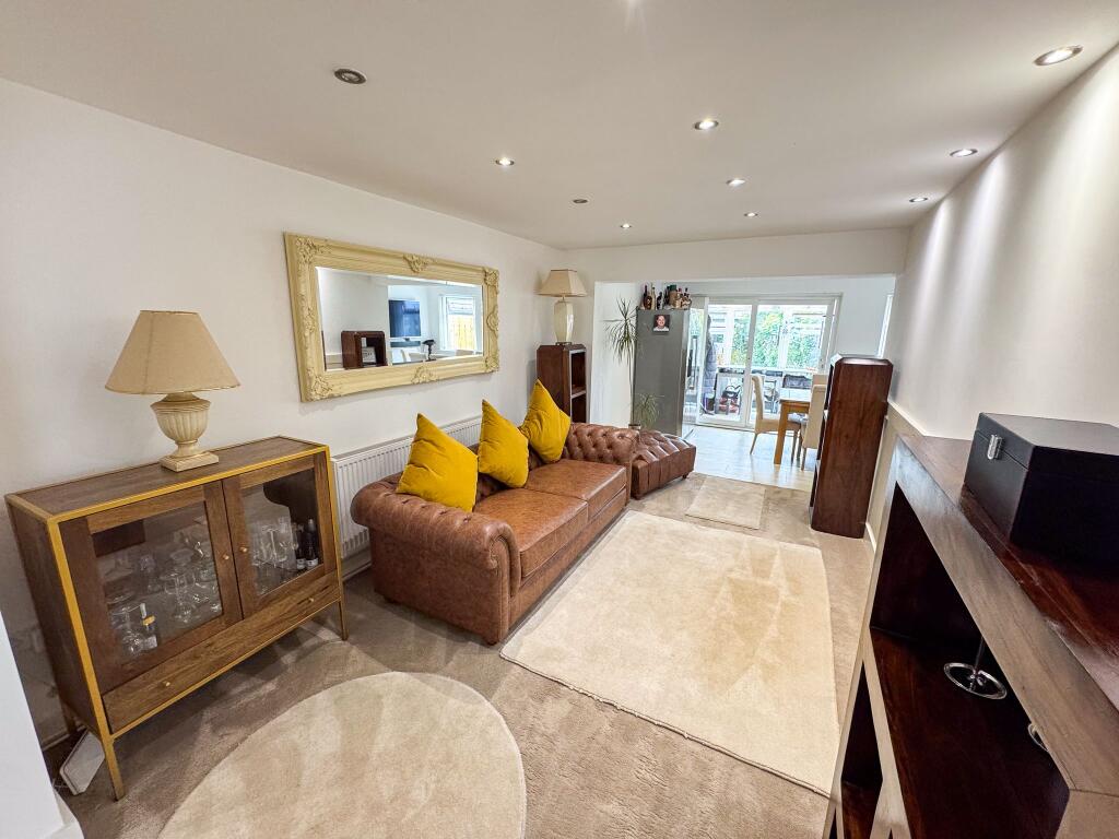 Nailsea Court, Sully, Penarth photo 2