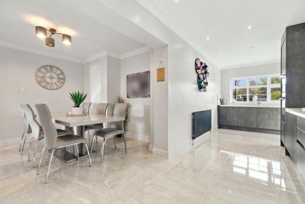 House in Basildon, Bowers Gifford and North Benfleet - View 4