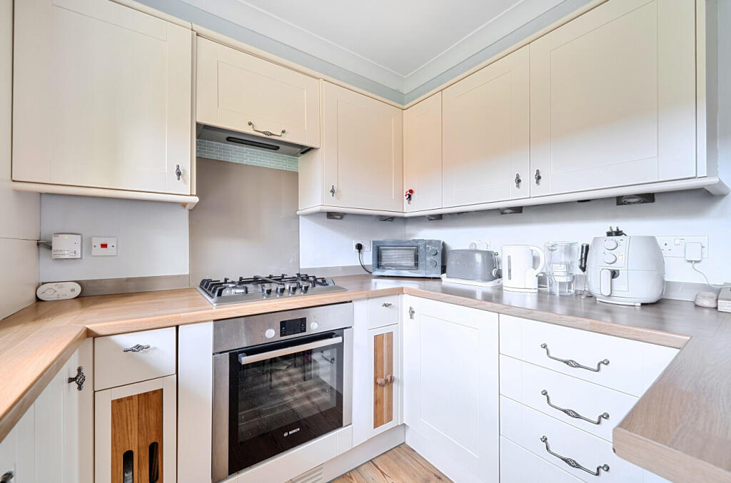 Apartment in Elmbridge, Weybridge - More