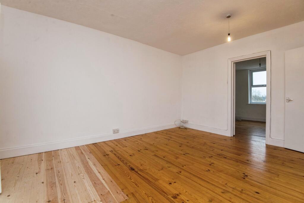 Apartment in Exeter, Stoke Hill - View 4