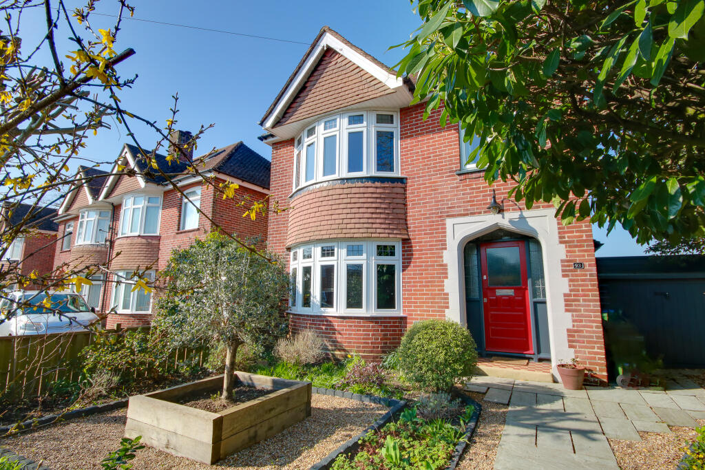 Main image of property: GUIDE PRICE £400,000 - £425,000! SHOLING! NO CHAIN! STUNNING GARDEN!