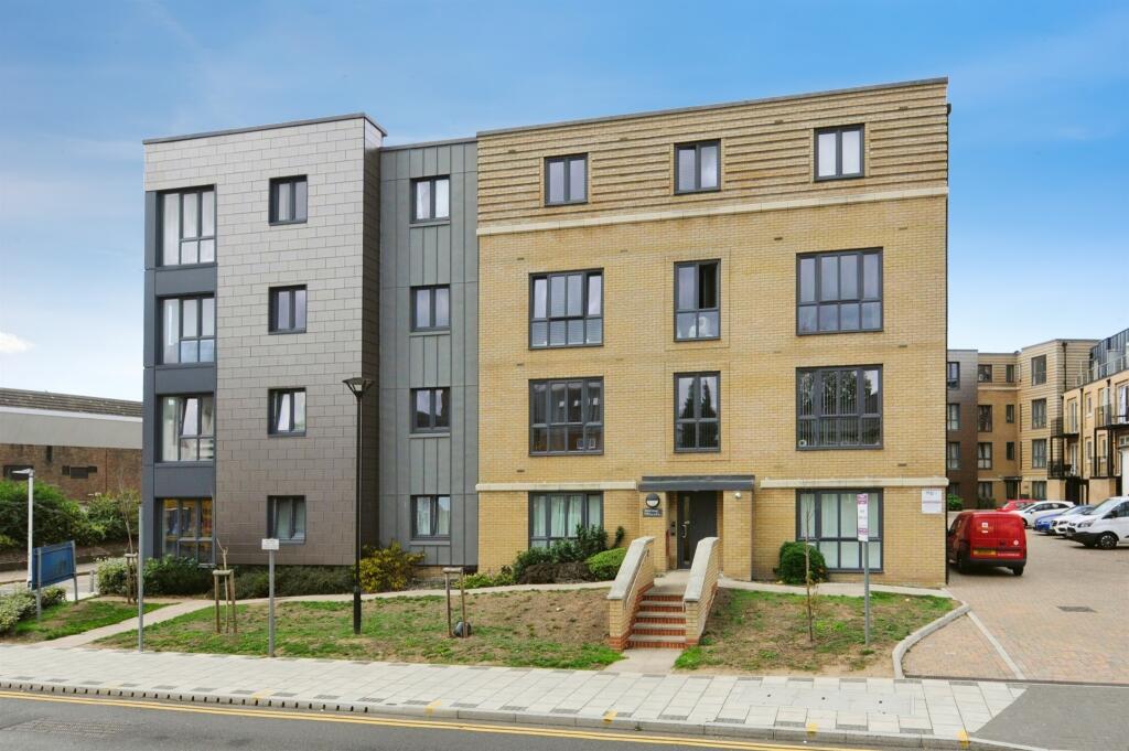 1-bed flat on Springfield Road, Chelmsford, £225,000