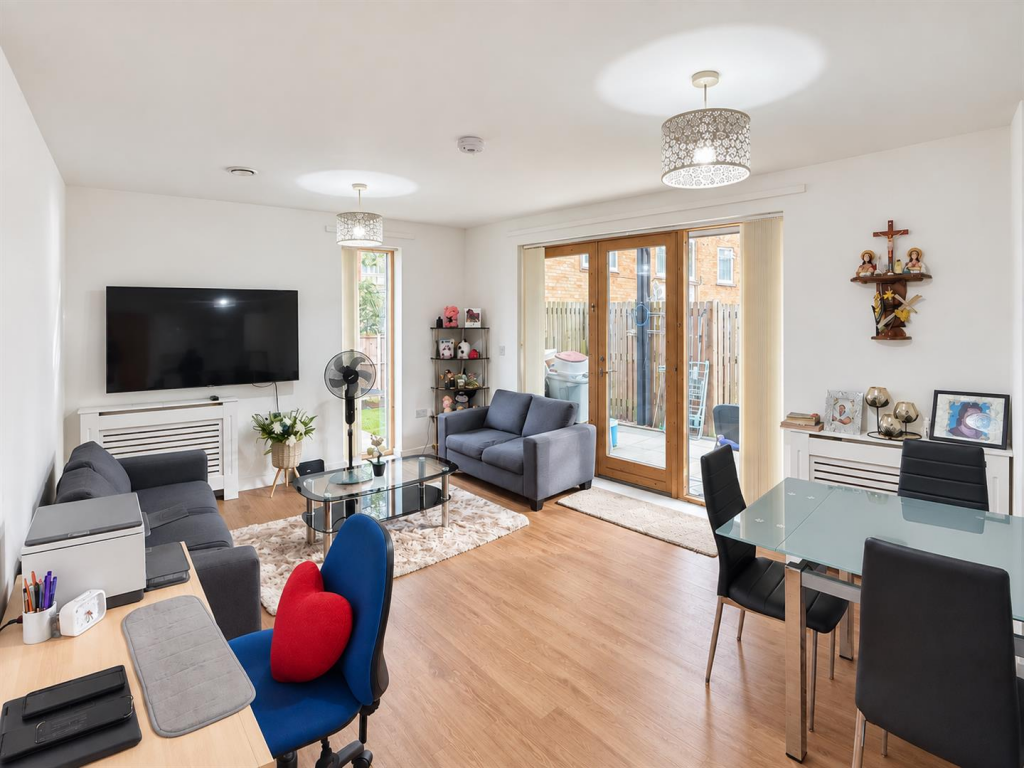 Apartment in Southall - View 4