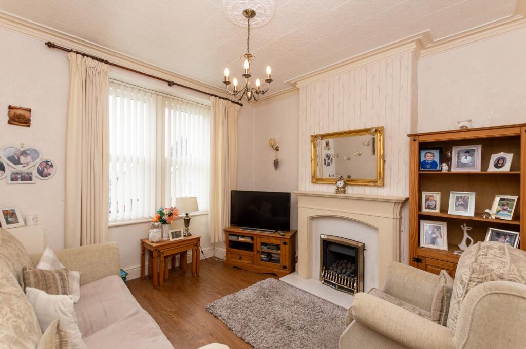2 Llwynon Gardens photo 2
