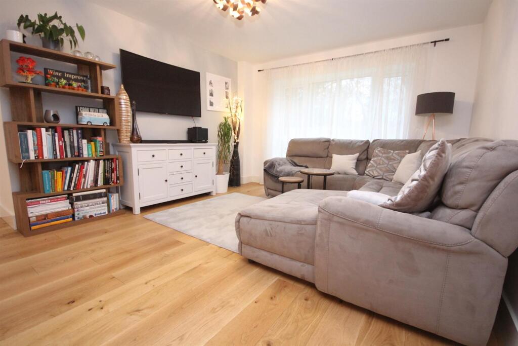Segensworth Road, Titchfield Park photo 2