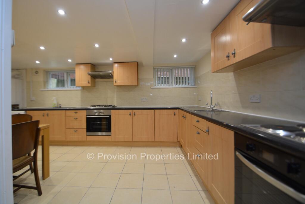 8 bedroom semi-detached house for rent