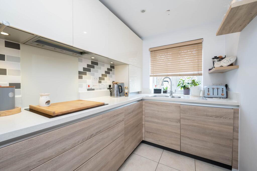 House in Horsham, Broadbridge Heath - View 4