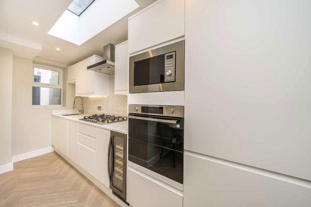 Apartment in London - View 3