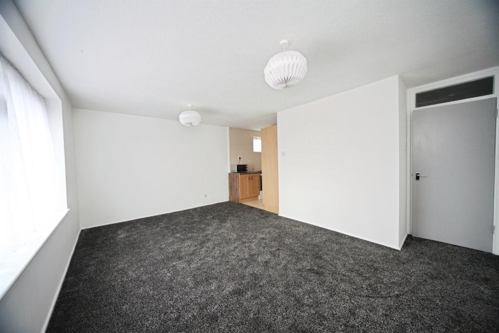 Telscombe Way, Luton photo 3