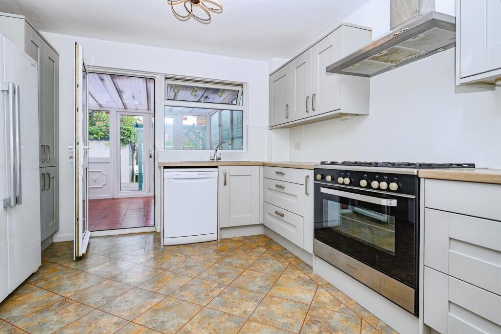 House in Dacorum, Leverstock Green - More