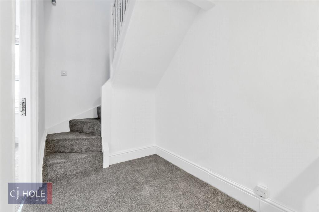 5 bedroom terraced house for rent
