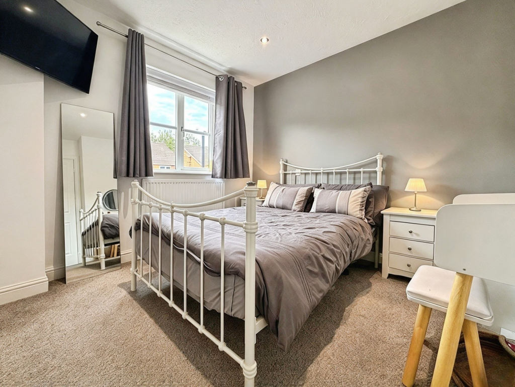 House in Swindon, Taw Hill, Haydon Wick - More
