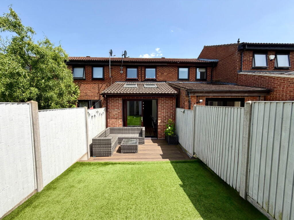 A Smartly Presented & Extended Property - A Perfect First Home In Hempstead photo 3