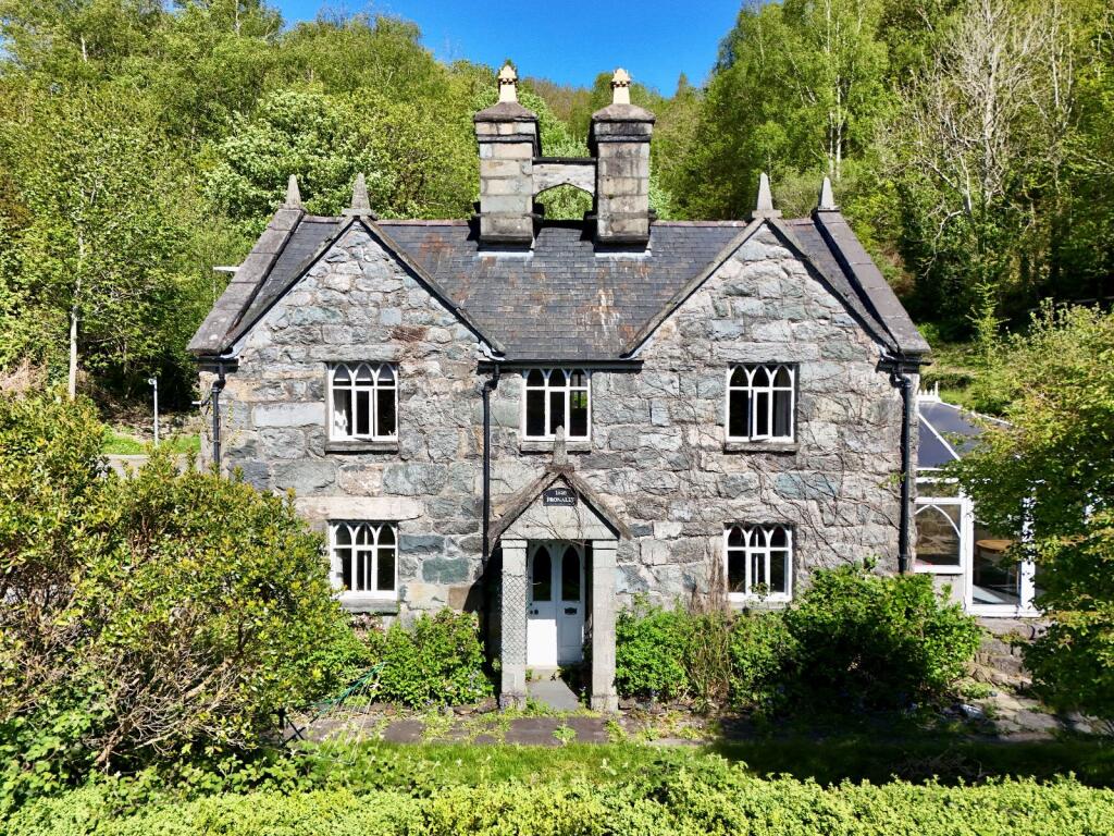 3-bed detached on Fronallt, Dolgellau, LL40 2YL, £350,000