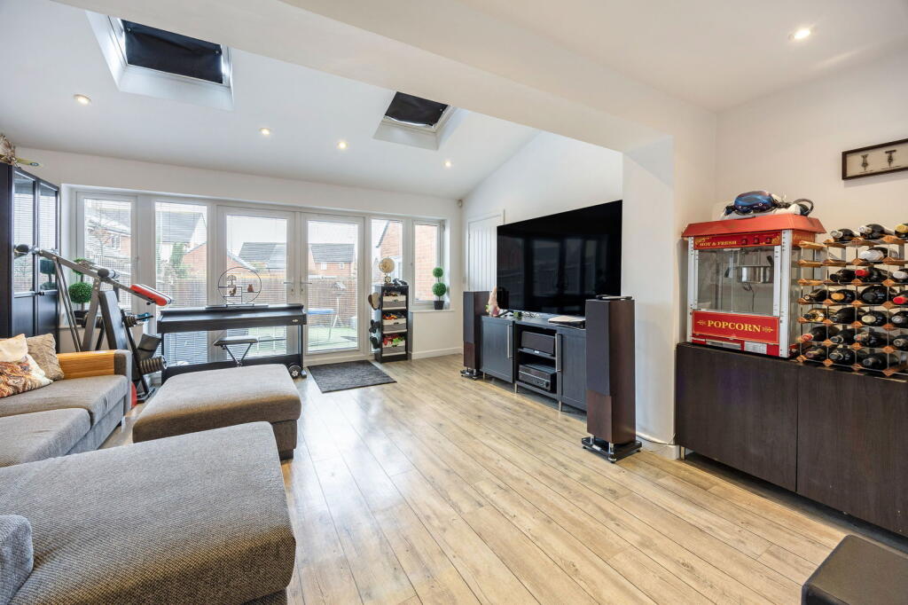 Vale Road, Bishops Cleeve, Cheltenham, GL52 photo 3
