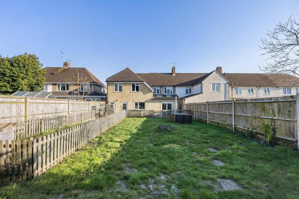 Stuart Close, Emmer Green, Reading photo 4