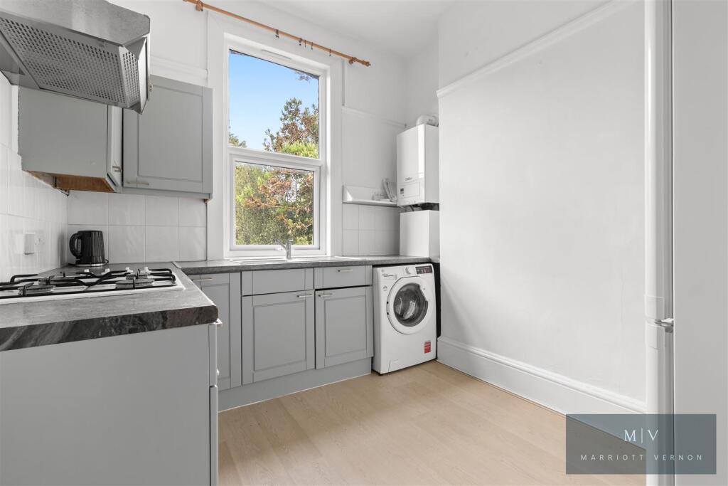Apartment in Croydon - View 3