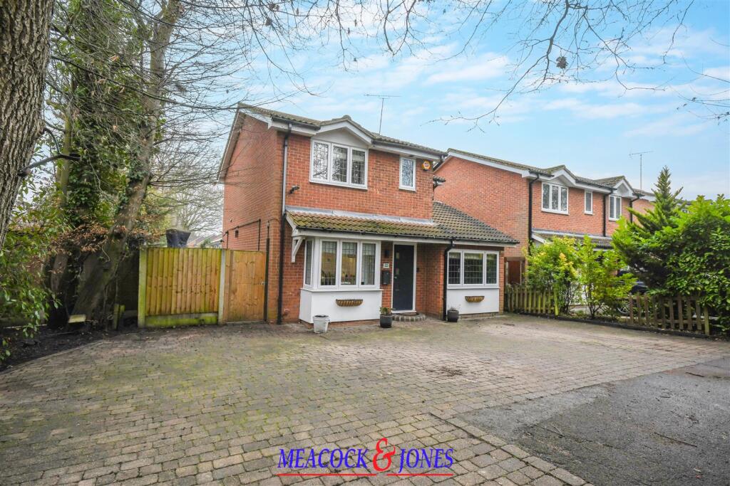 3-bed detached on Wendover Gardens, Brentwood, £650,000