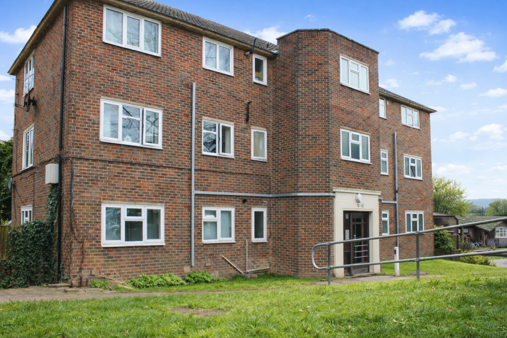 2-bed flat on Cambria Avenue, Rochester, Kent, ME1 3HY, £180,000