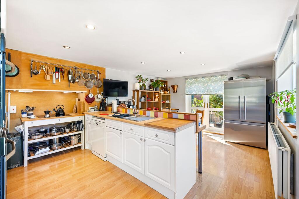 House in Tandridge, Keeper's Corner, Burstow - More