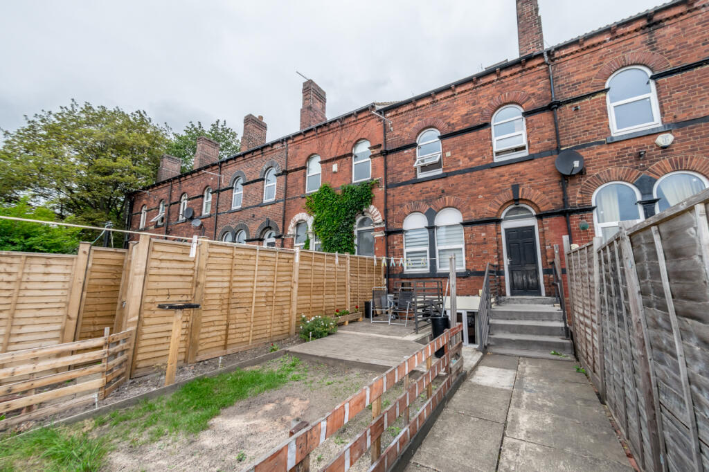 Main image of property: FLAT 2 CRICKETERS TERRACE ARMLEY LS12 1ST