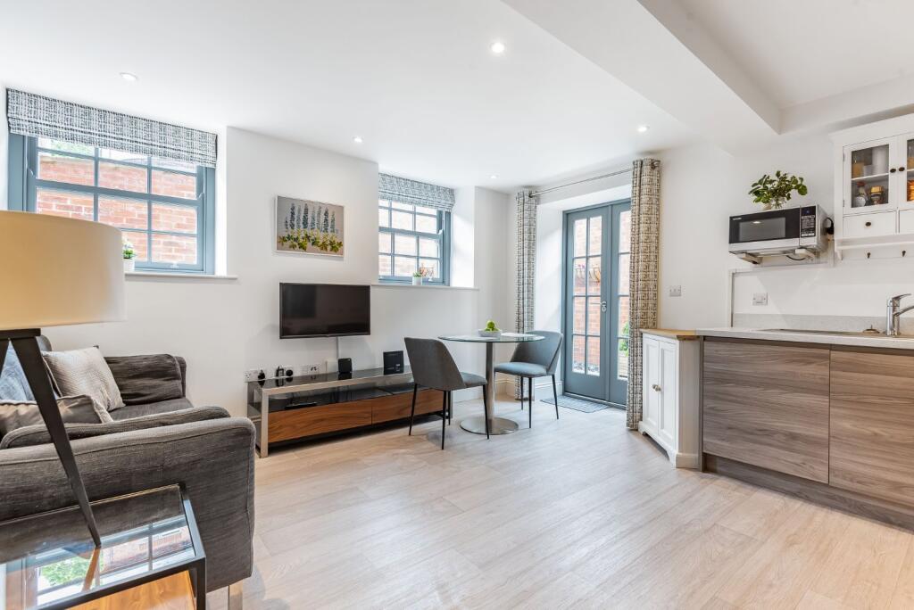 Apartment in Leeds, West Yorkshire - View 2
