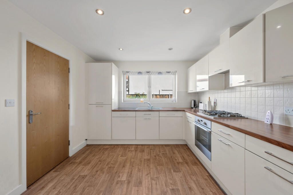 House in Sutton - View 3