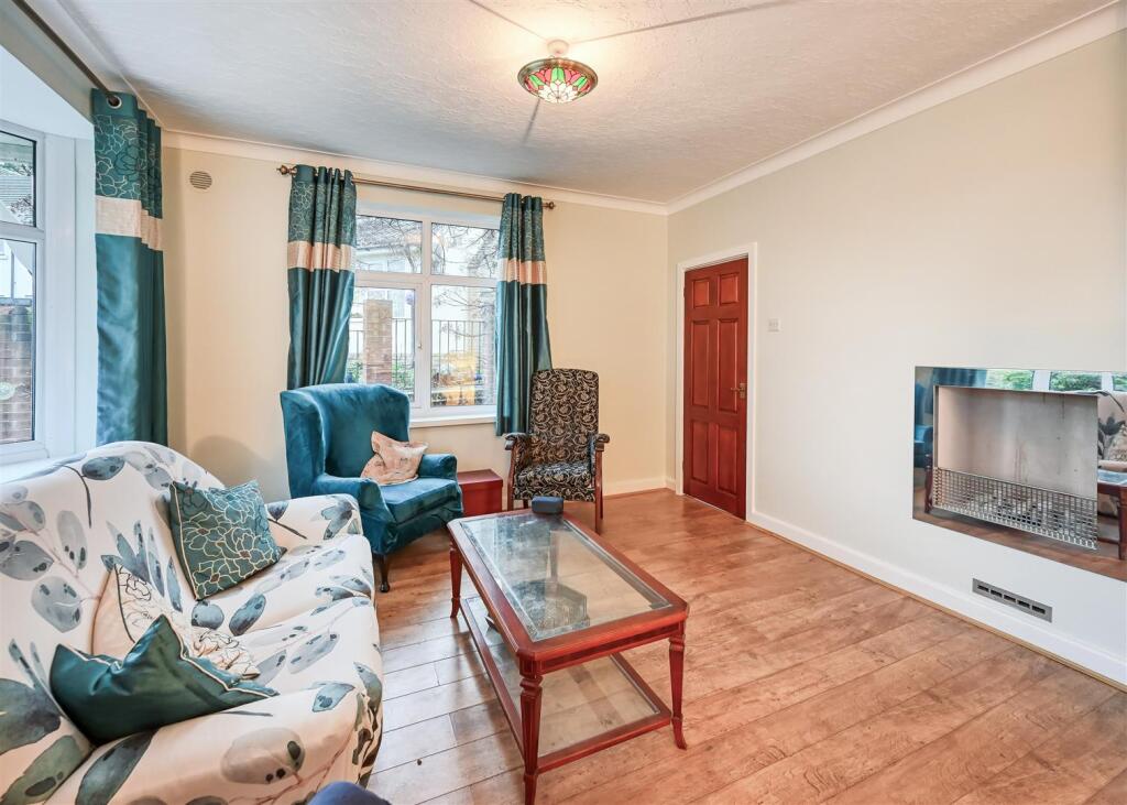 5 Elmsdale, Wightwick, Wolverhampton, WV6 8ED photo 3