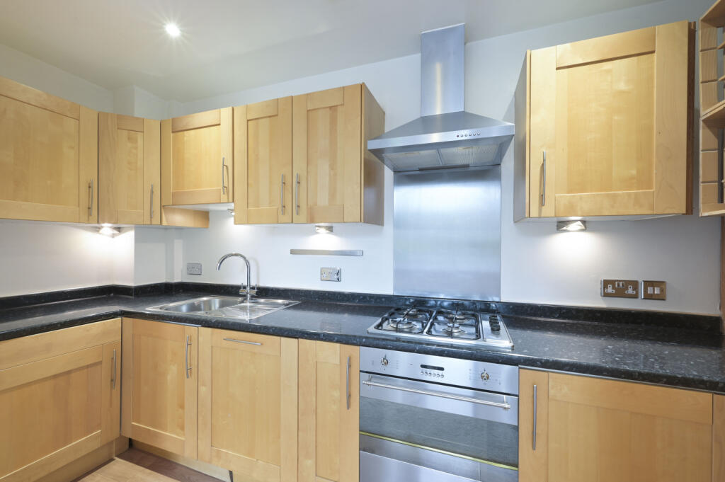 Apartment in London, Royal Borough of Kingston upon Thames - More