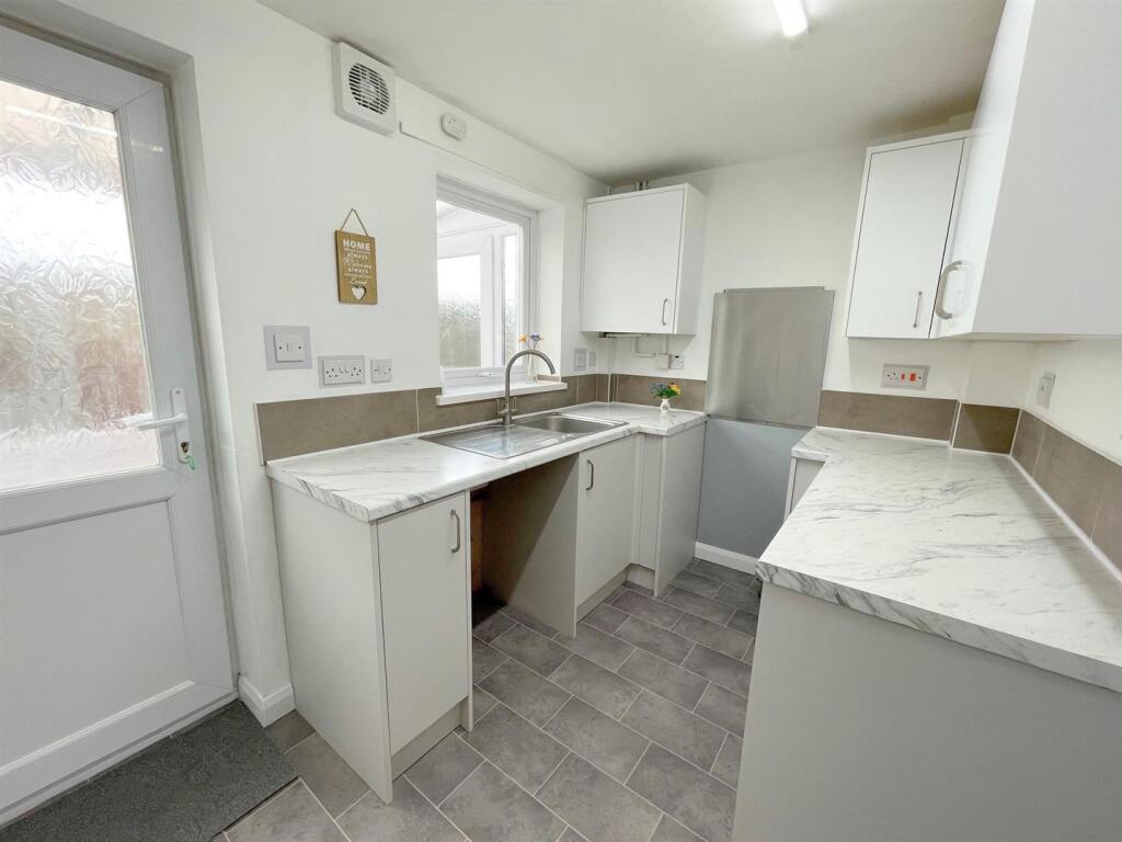 House in Stoke-on-Trent - View 4